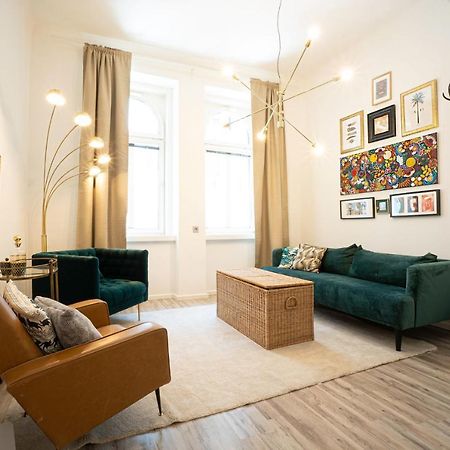 2-Room Apartment On The First Floor With Designer Renovation. Exit To The Courtyard. 15 Minutes To Schloss Schoenbrunn Viena Exterior foto