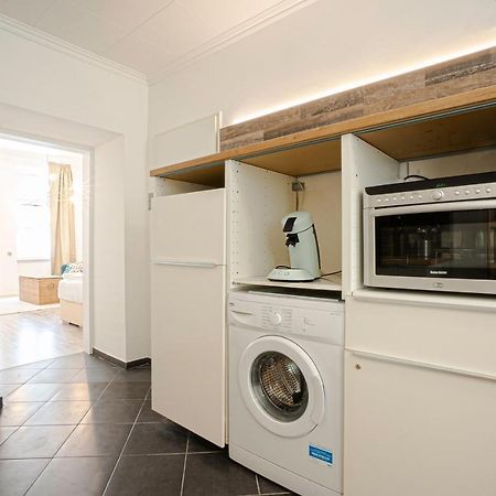 2-Room Apartment On The First Floor With Designer Renovation. Exit To The Courtyard. 15 Minutes To Schloss Schoenbrunn Viena Exterior foto