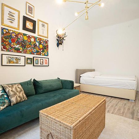 2-Room Apartment On The First Floor With Designer Renovation. Exit To The Courtyard. 15 Minutes To Schloss Schoenbrunn Viena Exterior foto