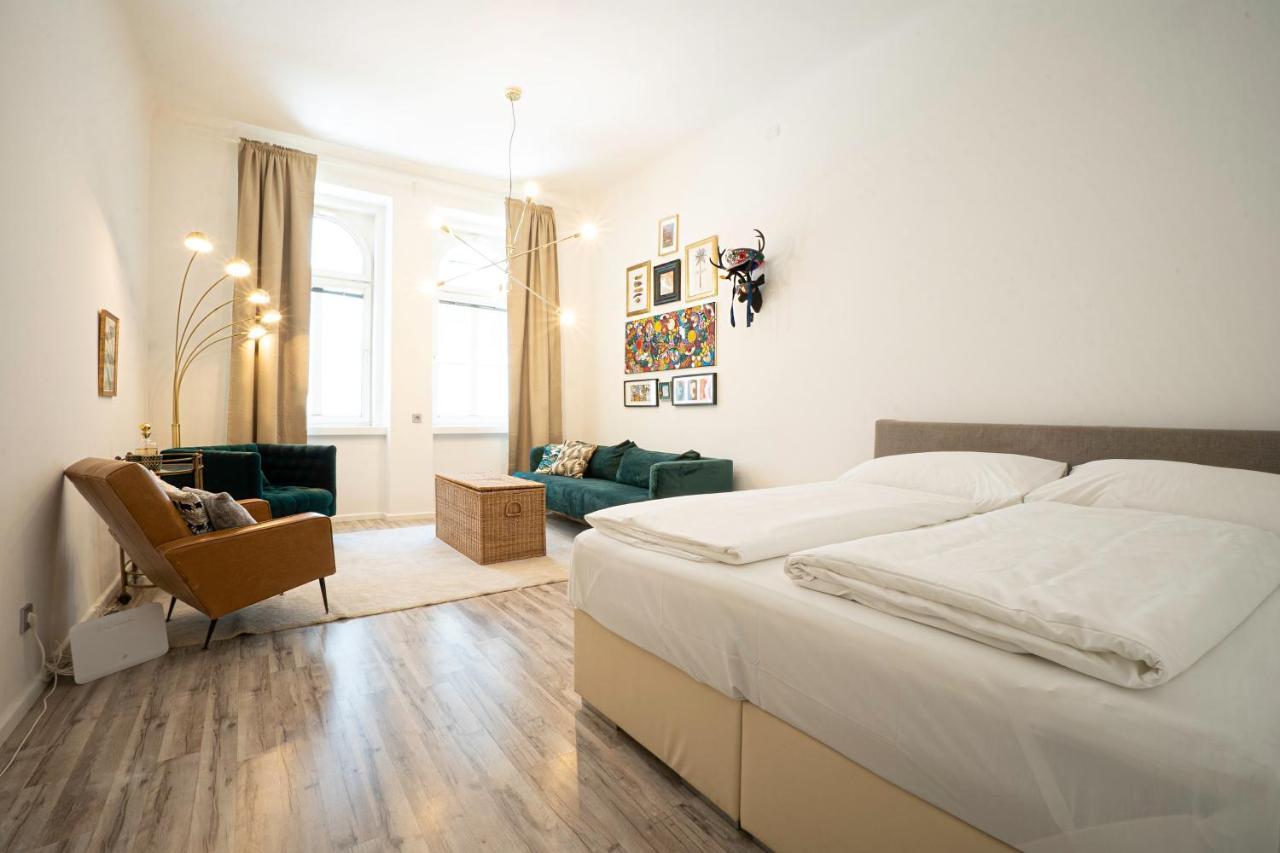 2-Room Apartment On The First Floor With Designer Renovation. Exit To The Courtyard. 15 Minutes To Schloss Schoenbrunn Viena Exterior foto