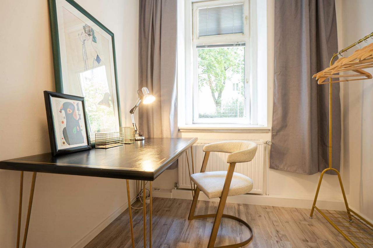 2-Room Apartment On The First Floor With Designer Renovation. Exit To The Courtyard. 15 Minutes To Schloss Schoenbrunn Viena Exterior foto