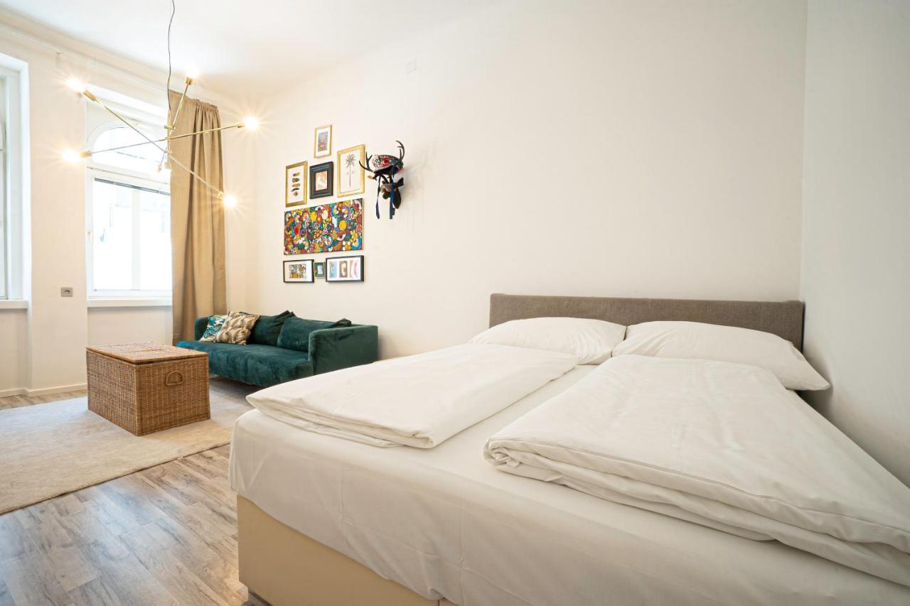 2-Room Apartment On The First Floor With Designer Renovation. Exit To The Courtyard. 15 Minutes To Schloss Schoenbrunn Viena Exterior foto