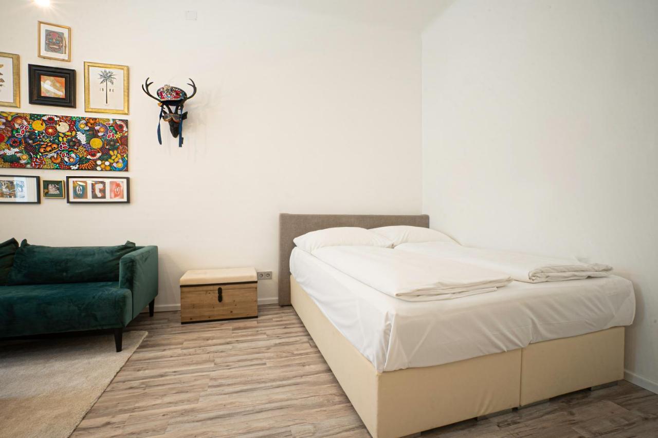 2-Room Apartment On The First Floor With Designer Renovation. Exit To The Courtyard. 15 Minutes To Schloss Schoenbrunn Viena Exterior foto