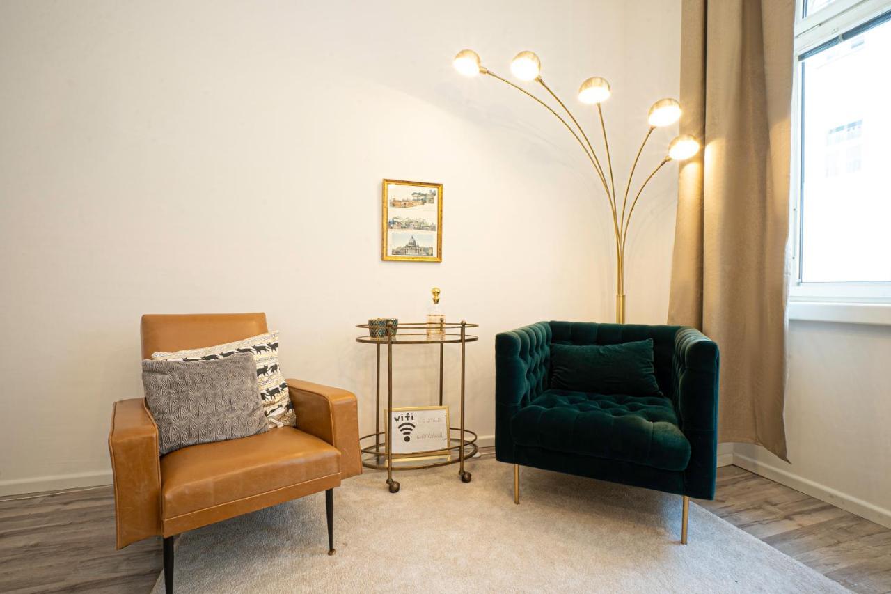 2-Room Apartment On The First Floor With Designer Renovation. Exit To The Courtyard. 15 Minutes To Schloss Schoenbrunn Viena Exterior foto