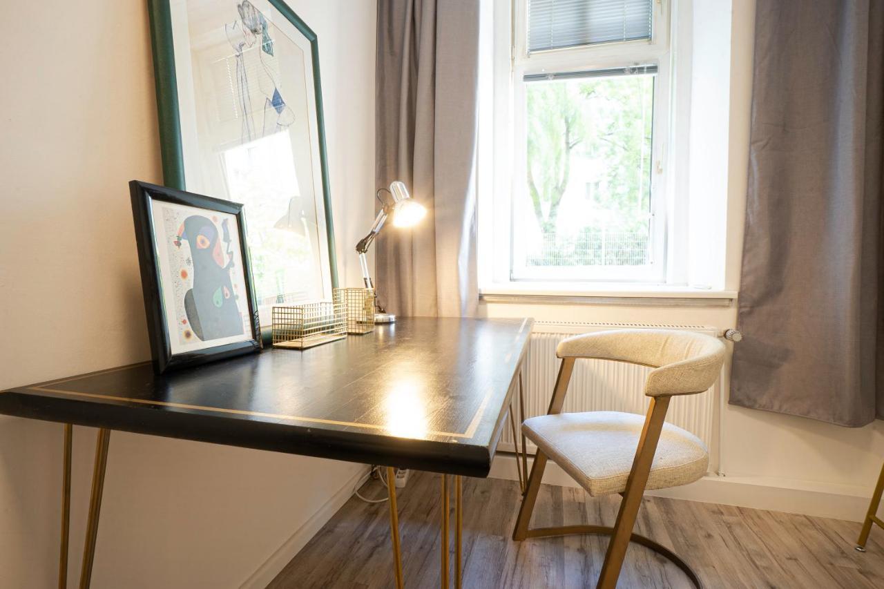 2-Room Apartment On The First Floor With Designer Renovation. Exit To The Courtyard. 15 Minutes To Schloss Schoenbrunn Viena Exterior foto