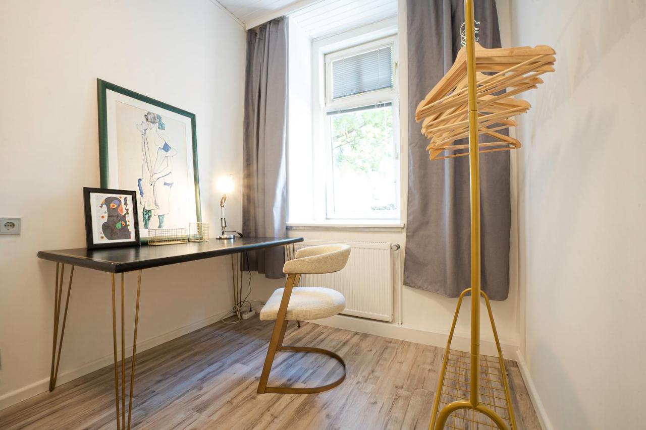 2-Room Apartment On The First Floor With Designer Renovation. Exit To The Courtyard. 15 Minutes To Schloss Schoenbrunn Viena Exterior foto