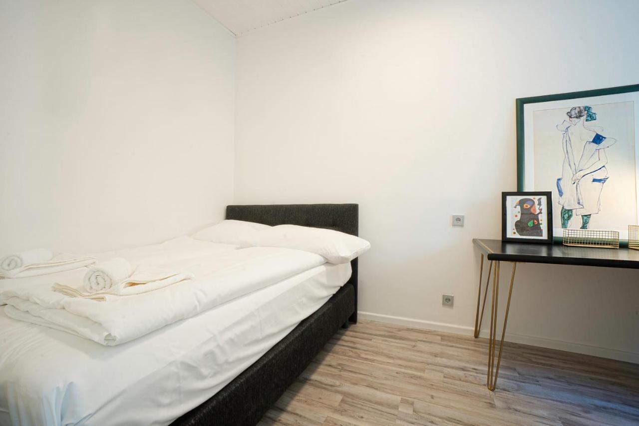 2-Room Apartment On The First Floor With Designer Renovation. Exit To The Courtyard. 15 Minutes To Schloss Schoenbrunn Viena Exterior foto