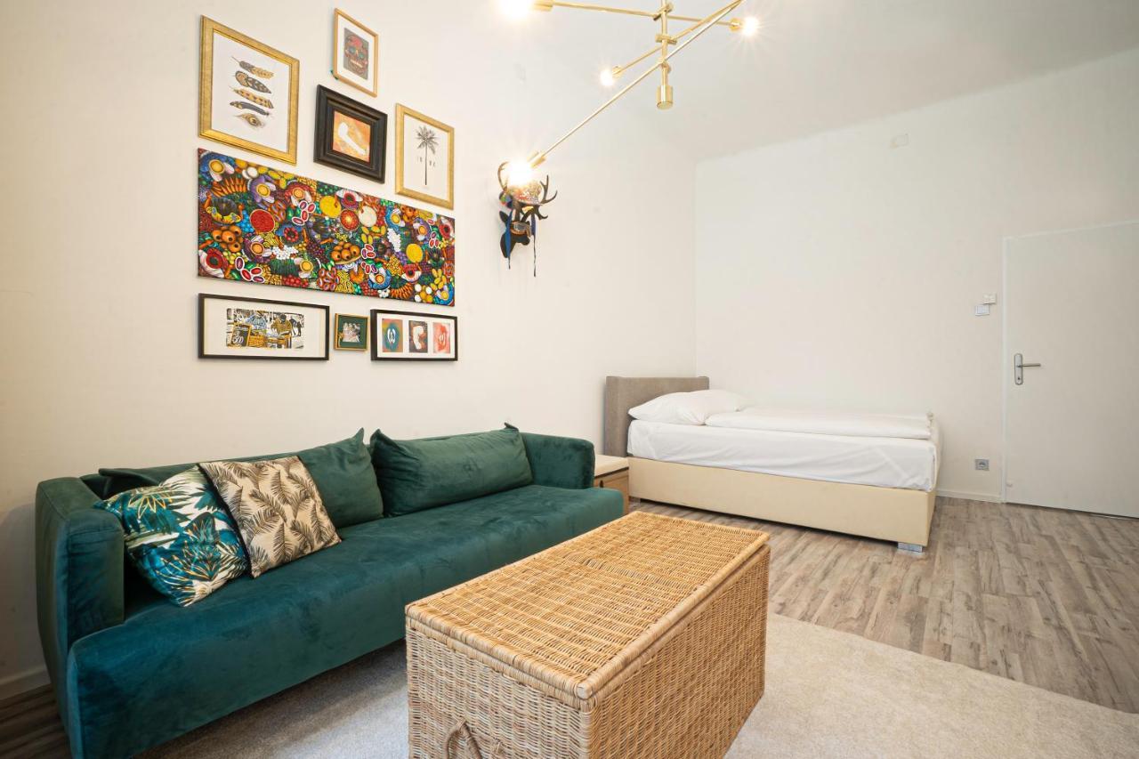 2-Room Apartment On The First Floor With Designer Renovation. Exit To The Courtyard. 15 Minutes To Schloss Schoenbrunn Viena Exterior foto